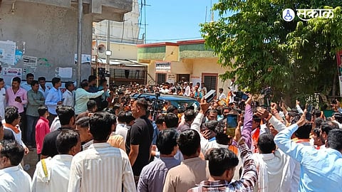 Maratha Reservation Leader Manoj Jarange Starts Mumbai Journey With Two Ambulances and Ten Aides First Halt at Patoda