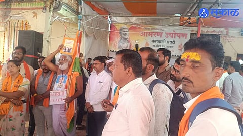 Maratha Reservation Protest Manoj Jarange Plans Mumbai Move on Day 18 Supporters Gather at Antarwali Sarati