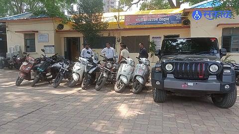 Akola Gambling Den Raid 17 To 18 People Face Police Action As Thar With Press Sticker And Several Vehicles Are Seized