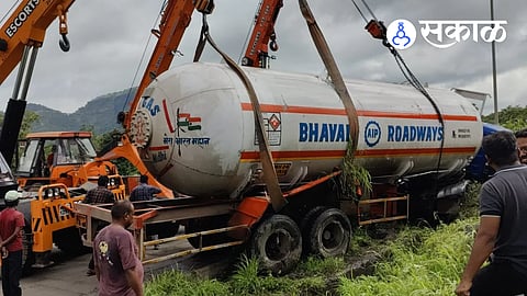 Tanker Accident on Mumbai-Ahmedabad Highway and Timely Action