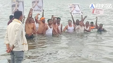 Jal Samadhi Protest in Yeldari Reservoir Supporting Vinod Hade