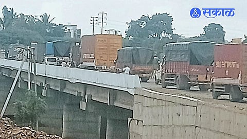 Markal Tulapur Bridge News Heavy Vehicle Traffic Continues On Incomplete Indrayani Bridge Before Official Permission
