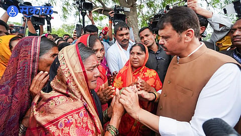 cm devendra fadnavis visit to woman farmers