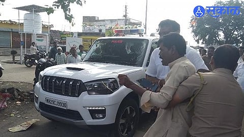Farmers blocked the convoy of ministers visiting to assess drought conditions.