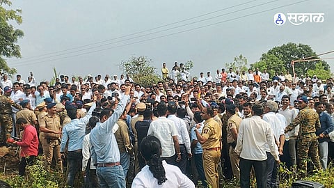 Barshi Farmers Raise Water Crisis Before Devendra Fadnavis Seek Permanent Water As Drought Impacts Farming And Families
