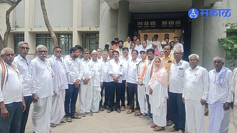 Ardhapur Farmers Demand Drought Relief Congress Holds Janakrosh March With Dried Soybean And Bell Ringing Protest
