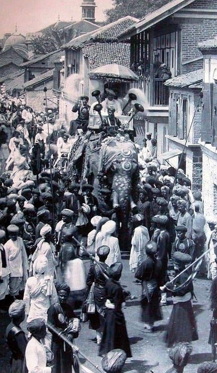 Kolhapur Ganeshotsav : 'कोल्हापूरच्या राजा'चे जल्लोषात आगमन! 40 हून अधिक ड्रोन अन् ढोल-ताशांच्या गजराने आसमंत दुमदुमला, भाविकांची अलोट गर्दी