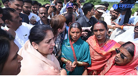 Sunetra Pawar Inspects Soybean Crop in Gangakhed
