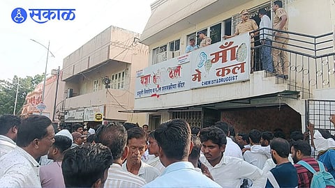akola-yadnya-hospital-vandalism-after-patient-death damage relatives