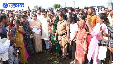 dcm sunetra pawar visit to beed farmer agriculture loss