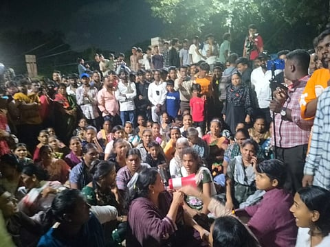 विश्रांतवाडीत ११ वर्षीय मुलीवर हातपाय बांधून अत्याचाराचे आरोप, ५२ वर्षांच्या नराधमाला अटक; रस्ता रोको आंदोलन 