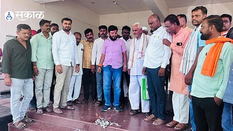 Gangapur Farmers Relief Protest As Thackeray Faction Opposes Drought Order And Burns Copy Outside Tehsil Office