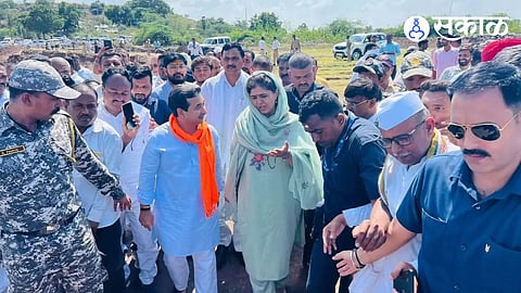 pankaja munde and nitish rane watching agriculture loss