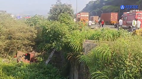 One Dead After Two Vehicles Fall Into Gorge on Expressway