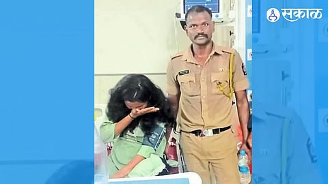 Mahadwar Road Procession In Kolhapur Jawan Shows Quick Response By Carrying Unconscious Woman To Hospital