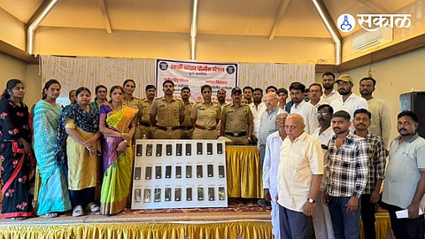 Uruli Kanchan Police Recover 38 Missing Mobiles Worth Rs 10 Lakhs and Return Them to Owners