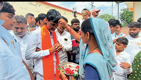Manoj Jarange addresses villagers after arriving at Antarwali Sarati following medical treatment.