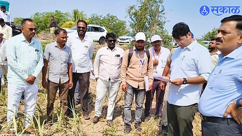 Collector S. Kartikeyan interacts with farmers during a visit to drought-affected areas in Mangalwedha.