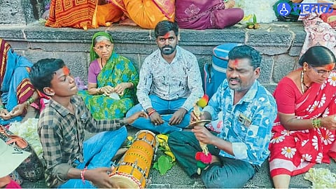 Tuljabhavani Mata was ceremonially moved to the Shėjghar as the traditional period of rest began before Navratri.