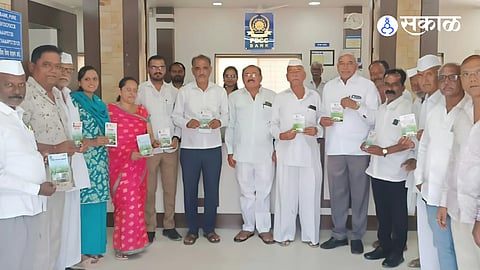 Loan distribution to member farmers of Kale, Kusur and Datkhilewadi societies; Guidance by Director Adv. Sanjay Kale.