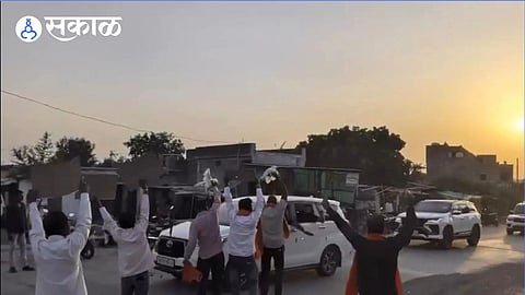 Chickens Thrown at Nitesh Ranes Convoy in Darvha Thackeray Sena