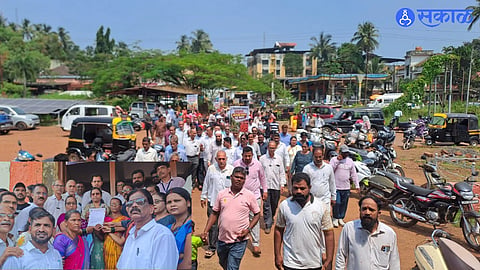 Villagers from Dapoli protest against the proposed nuclear power, bauxite mining and Navenagar projects at the tehsil office.