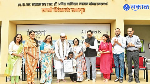 Solapur Municipal Clerk Mouli Without Both Hands Performs Aarti In Inspiring Moment At Deepstambh Foundation Event