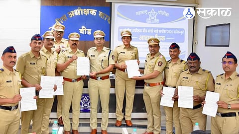 Beed LCB Team Honored for Solving Ambajogai Burglary