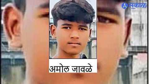 A 16-year-old worker died in a cement mixer accident at a road construction plant in Rui Pimpala, Wadwani taluka.