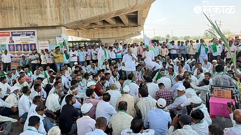 Raju Shetti Protest Pune Bangalore Highway Closed kognoli toll naka