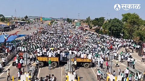 Traffic Blocked at Kognoli Toll Plaza Due to Sugarcane Rate Agitation