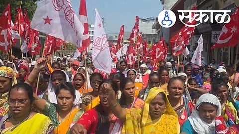 Akole women protest against Ladki Bahin Yojana