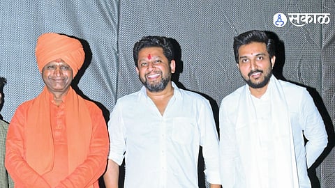 Maharashtra Politics Ramgiri Maharaj Says Sujay Vikhe Patil Wants the MP Chair as Vivek Kolhe Offers His Seat at an Event