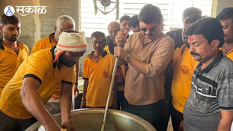 MLA Dhananjay Munde Prepares and Distributes Khichdi Prasad