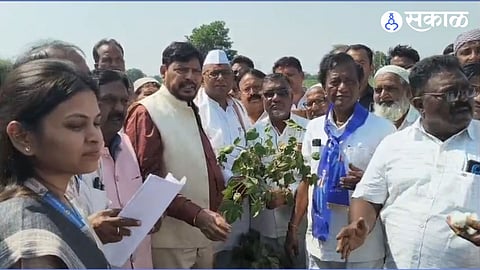 ramdas athawale visit to badnapur drought farmers