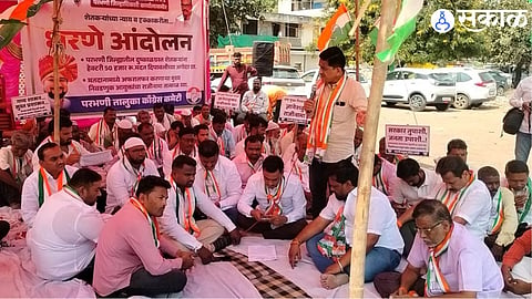 Parbhani Congress workers and farmers stage a protest demanding drought relief and full crop insurance compensation.