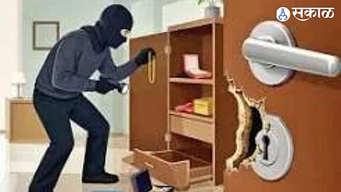 Pune Crime News Daytime Burglary in Kavdipat Thieves Steal Cash and Gold Silver Jewellery Worth Over 4 Lakh Rupees