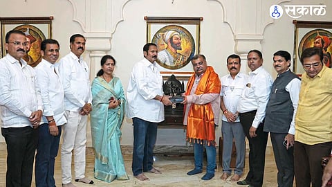 Udayanraje Bhosale Welcomes BJP Chief Ravindra Chavan at Jalmandir Palace and Presents a Statue of Chhatrapati Shivaji Maharaj