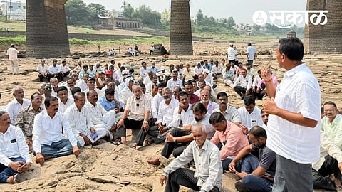 Raju Shetti Protest Koyna Dam Water 85 TMC