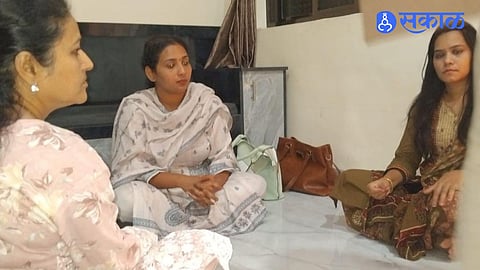 Chhatrapati Sambhajinagar Zilla Parishad CEO Minu PM Meets Family of Anganwadi Worker Who Died in a Tractor Accident