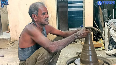 Potters in Hingoli’s Gawalipura area prepare traditional clay diyas ahead of Diwali amid growing competition from electric lamps.