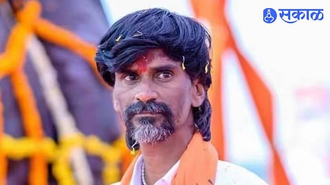 Dharur News Manoj Jarange Patil Consoles Parents of Siddharth Gaikwad Who Died by Suicide Amid Maratha Reservation Demand