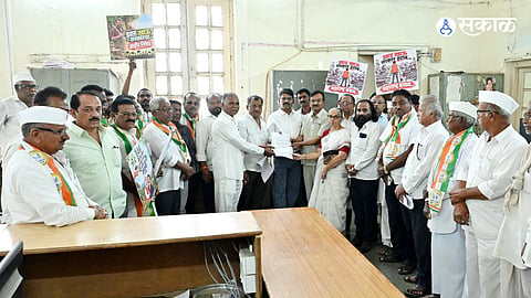 Former MLA Sanjay Chavan submitting a memorandum to Tehsildar Kailas Chavade, protesting against the felling of trees.