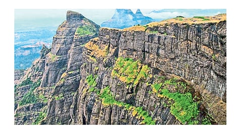 ट्रेकर्सची पंढरी श्री हरिश्‍चंद्रगड