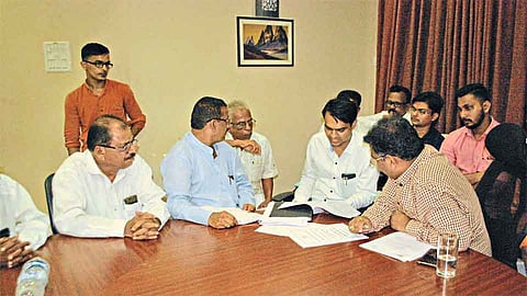 आकारीपड जमिनीचा मसुदा चार दिवसात मंत्रालयात पाठवा -  रविंद्र चव्हाण