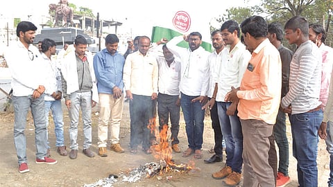 निर्णयाची ‘स्वाभिमानी’ कडून होळी 