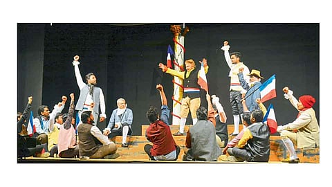 सफाईदार प्रयोग ‘ऱ्हासपर्व’