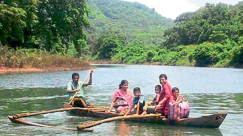 जीव मुठीत धरून हजारोंचा होडीतून प्रवास