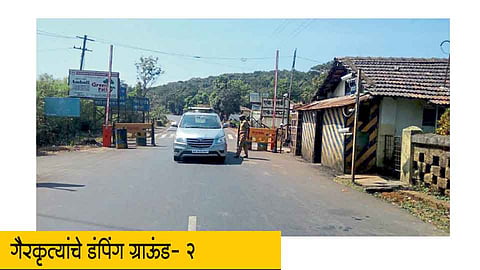 आंबोली ः येथील पोलिस तपासणी नाक्‍यावर वाहनांची तपासणी होते.