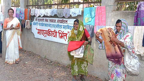‘चंपाबेन’मध्‍ये उभारली ‘माणुसकीची भिंत’